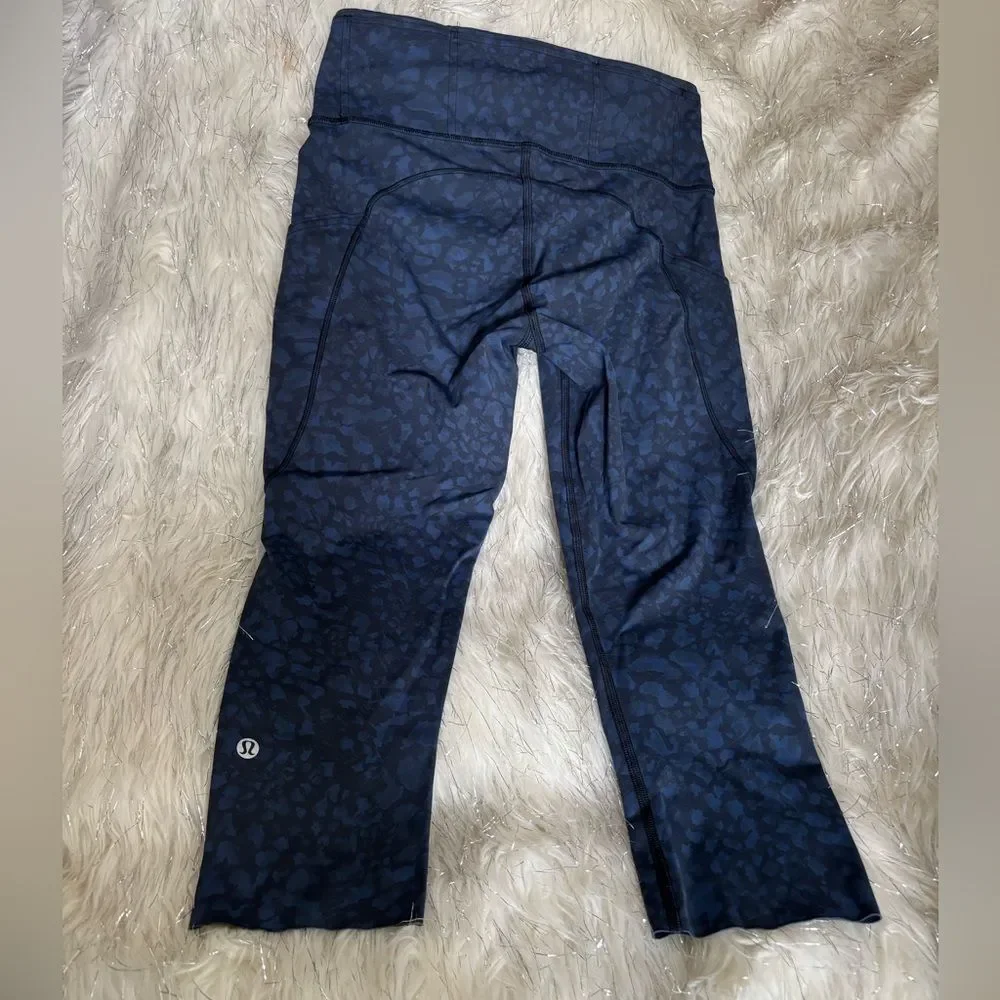Lululemon Athletic High Rise‎ Navy and Black Patterned Con Crop Leggings Size 6